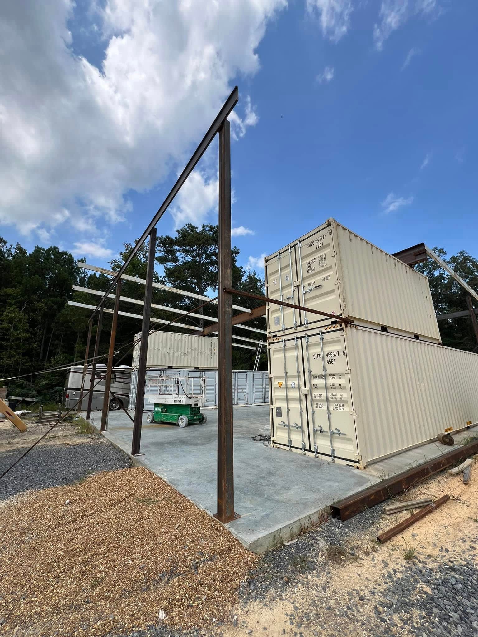 Containeranlage auf einer tragfähigen Betonfläche