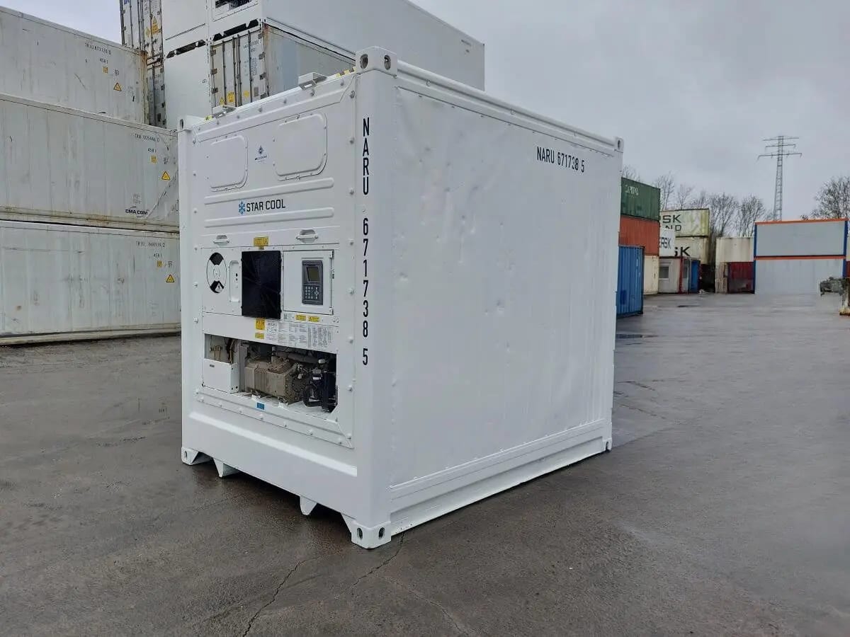 Weißer Kühlcontainer mit Kühlaggregat im Depot