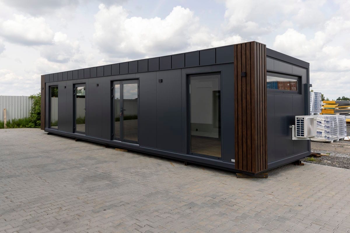 Moderner mobiler Wohncontainer mit Glasfront und Holzverkleidung
