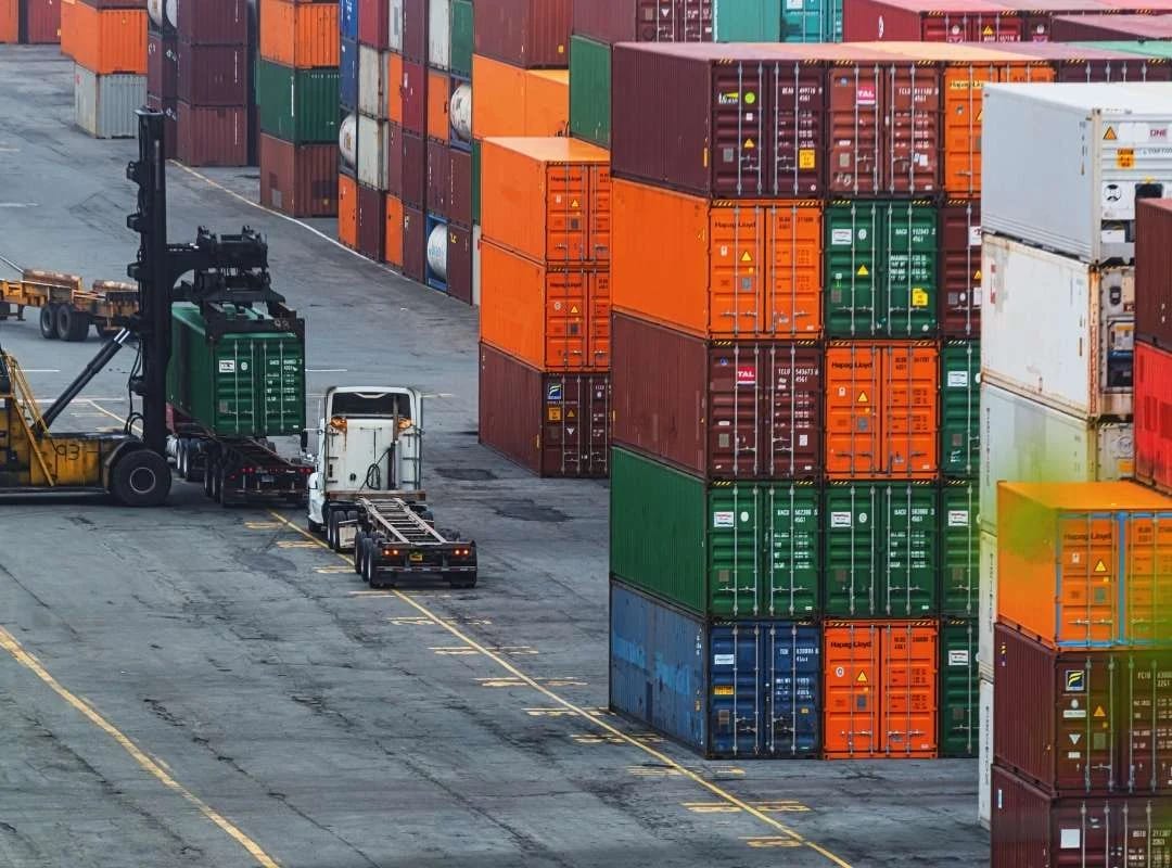 Containerterminal mit Transport- und Umschlagtechnik