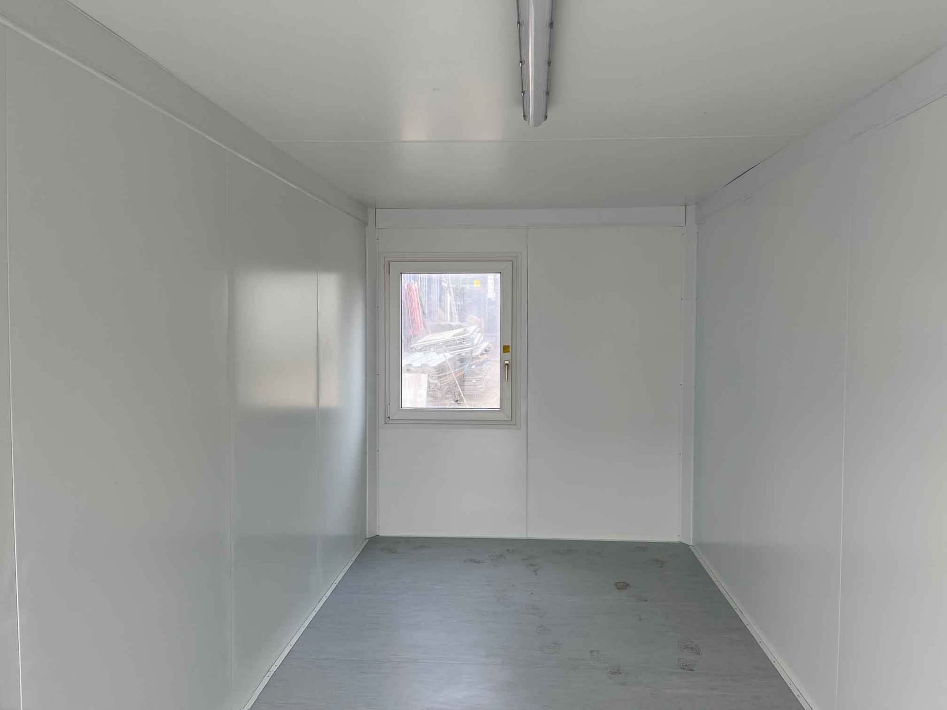 Bürocontainer Innenraum mit Fenster, Boden und Beleuchtung