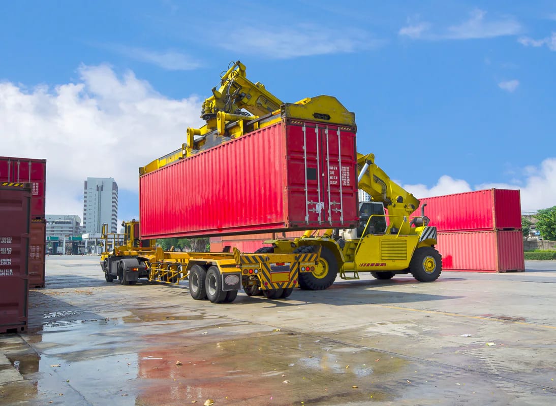 Seecontainer kaufen – Containerverladung per Reach Stacker