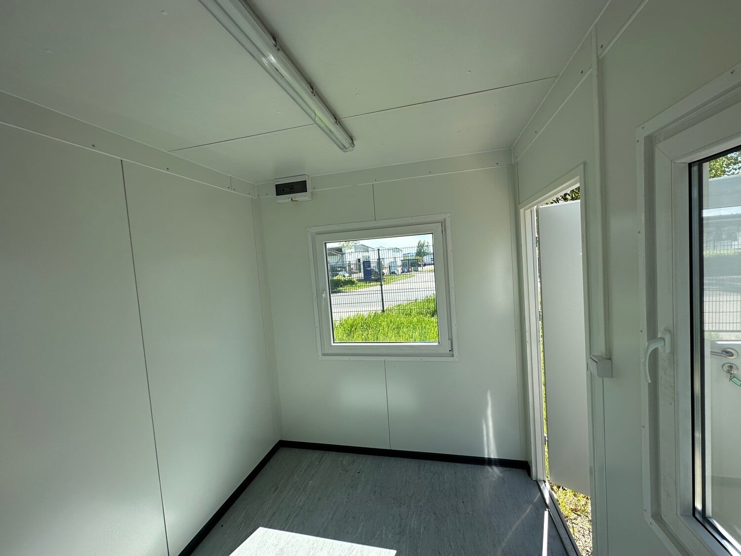 3,00 x 2,44 m Bürocontainer / Pförtnerhaus